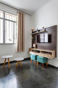 ein Wohnzimmer mit 2 Tischen und 2 Stühlen in der Unterkunft Conforto em Botafogo - Ideal para casais - LM108 Z5 in Rio de Janeiro