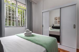 a bedroom with a bed with two towels on it at Conforto em Botafogo - Ideal para casais - LM108 Z5 in Rio de Janeiro