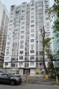 a large white building with cars parked in front of it at Conforto em Botafogo - Ideal para casais - LM108 Z5 in Rio de Janeiro