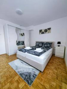 a bedroom with a large bed in a room at M lux Kragujevac in Kragujevac
