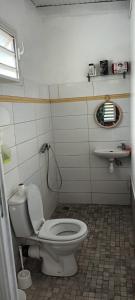 uma casa de banho com um WC e um lavatório em Weston em Deshaies