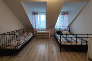 シュチェチンにあるKGHN Apartments Wyszyńskiego 12 Brama Portowaの屋根裏部屋のベッド2台