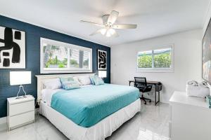 a bedroom with a bed and a ceiling fan at 5BD House - Pool+BBQ+King beds - 3 min to beach in Hollywood