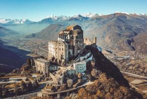 una vista aérea de un castillo en una montaña en La Petite Maison Coazze, en Coazze