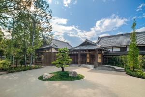 奈良的住宿－Shisui, a Luxury Collection Hotel, Nara，车道中间有树的建筑物