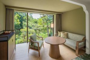 Een zitgedeelte bij Shisui, a Luxury Collection Hotel, Nara