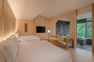 Een bed of bedden in een kamer bij Shisui, a Luxury Collection Hotel, Nara
