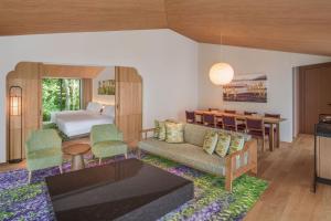 Een zitgedeelte bij Shisui, a Luxury Collection Hotel, Nara