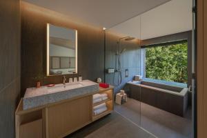 Een bed of bedden in een kamer bij Shisui, a Luxury Collection Hotel, Nara
