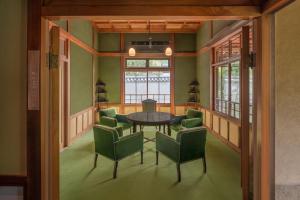 Een zitgedeelte bij Shisui, a Luxury Collection Hotel, Nara