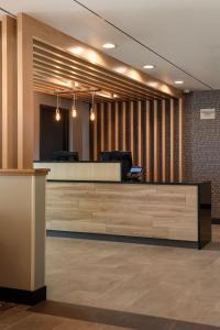 ソーントンにあるTownePlace Suites by Marriott Denver North Thorntonのロビー内のフロントデスク