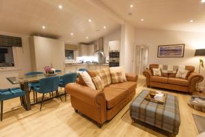 un soggiorno con divano e una sala da pranzo di Drumcarrow Luxury Lodges a St Andrews