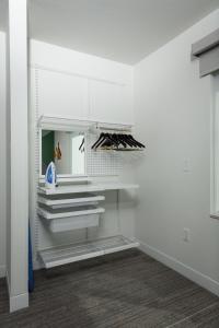 Habitación con paredes blancas y estanterías blancas. en TownePlace Suites by Marriott Denver North Thornton, en Thornton