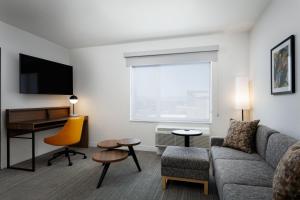 sala de estar con sofá y escritorio en TownePlace Suites by Marriott Denver North Thornton en Thornton