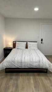 Cama ou camas em um quarto em Ry-An Home
