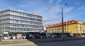シュチェチンにあるKGHN Apartments Wyszyńskiego 12 Brama Portowaの建物のある街路の建物