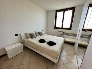 Vignate的住宿－Casa Vivaldi，一间卧室配有一张带两个枕头的床