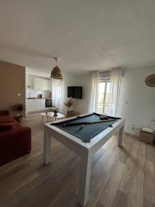 a living room with a pool table in it at Romantique Room in Muret