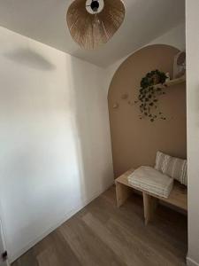 um quarto com uma ventoinha de tecto e um banco em Romantique Room em Muret