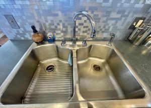 un lavello in acciaio inossidabile con rubinetto da cucina di Crestone Mountain Gem Hideaway a Crestone