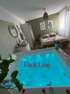 um quarto com uma banheira azul com as palavras embalar amor em Romantique Room em Muret