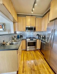 una cucina con pavimenti in legno ed elettrodomestici in acciaio inossidabile di Crestone Mountain Gem Hideaway a Crestone