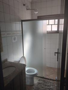 uma casa de banho com um WC, um lavatório e um chuveiro em Green House Jabaquara em Paraty