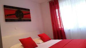 Postel nebo postele na pokoji v ubytování Apartments Marjan