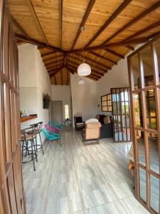 salon z drewnianym sufitem i pokój ze stołem w obiekcie FINCA VILLA CRISTINA w mieście La Fuente