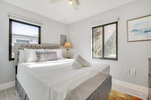 - une chambre avec un grand lit blanc et 2 fenêtres dans l'établissement Sunny Florida Retreat Near Casinos, Walk to Beach!, à Pompano Beach