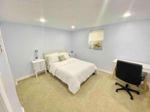 een slaapkamer met een bed, een bureau en een stoel bij 2 Beautiful Bed Rooms, Separate Entrance, Quiet Area in Laurel
