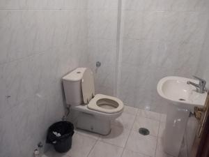 a bathroom with a toilet and a sink at PRIME ALOJAMNETOS 01 in Gondomar