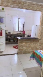 uma cozinha com um balcão e um frigorífico em Seu Cantinho na Vila Tupi 3 Dormitórios na Praia Grande