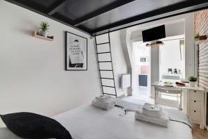 Zimmer mit einem Bett und einem Schreibtisch. in der Unterkunft Cozy studio next to Canal Saint-Martin in Paris