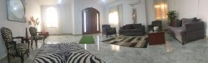 sala de estar con sillas y alfombra de cebra en Beautiful semi villa with private entrance in Sheikh Zayed- villa queen en Sheikh Zayed