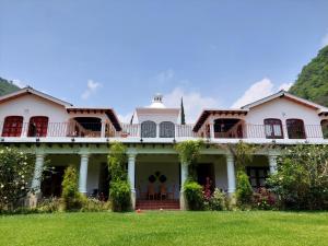 una gran casa blanca con un gran patio en Hotel Casa Búho B&B, en Antigua Guatemala