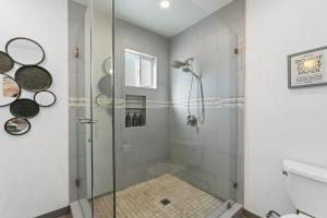 baño con ducha y puerta de cristal en Miracle Mile Chic Bungalow with Parking 3, en Los Ángeles