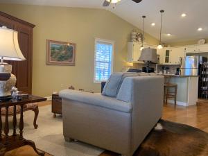 ein Wohnzimmer mit einem Sofa und einer Küche in der Unterkunft Phoenix Nest Guest Houses - Sunday House in Llano