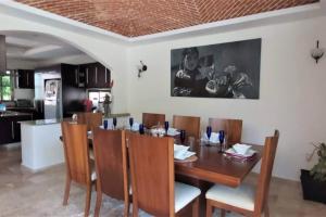 En restaurant eller et andet spisested på Villa Deluxe jakuzzy alberca