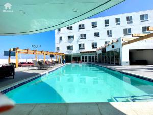 a large swimming pool in front of a hotel at Perfect Apt w Parking Gym Pool WIFI in Arts District DTLA near Little Tokyo B4 in Los Angeles