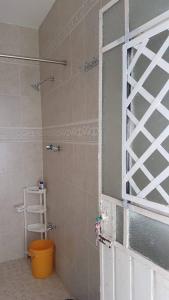 y baño con ducha, ventana y cubo. en Casa Laguna Milagros, a 20 minutos de Bacalar en Chetumal