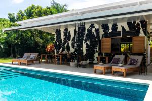 Una pérgola junto a una piscina. en La Prometida, en Puerto Viejo