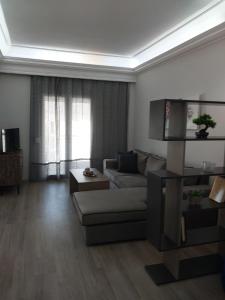 een woonkamer met een bank en een tafel bij AniBo studios and apartments ZERO POINT 46 in Thessaloniki
