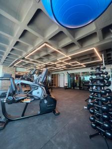 a gym with a row of treadmills and exercise bikes at RN Studio Maceió Apto 302 in Maceió