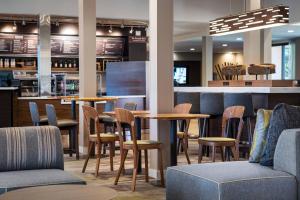 a restaurant with tables and chairs and a bar at Courtyard Irvine John Wayne Airport/Orange County in Irvine