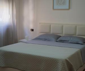 um quarto com uma cama com almofadas azuis em Stylish Apartment near Tirana Center em Tirana