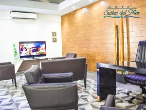 - une salle d'attente dans une clinique avec des chaises et une télévision dans l'établissement Hotel Suites del Mar, à Palmas