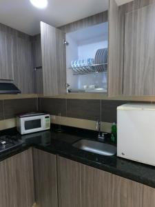 HOTEL COLONIAL في بوغا: مطبخ مع حوض وميكروويف