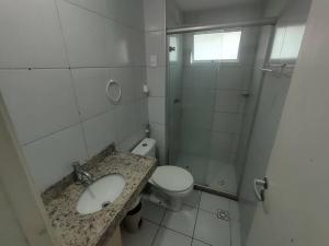 uma casa de banho com um WC, um lavatório e um chuveiro em Verano Apart Ponta Negra em Natal