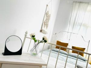 um quarto com uma cama com um espelho e uma mesa em Cozy Apartments and Rooms Katowice em Katowice